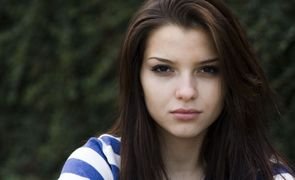 mulher parada com expressao seria mulher parada com expressao seria