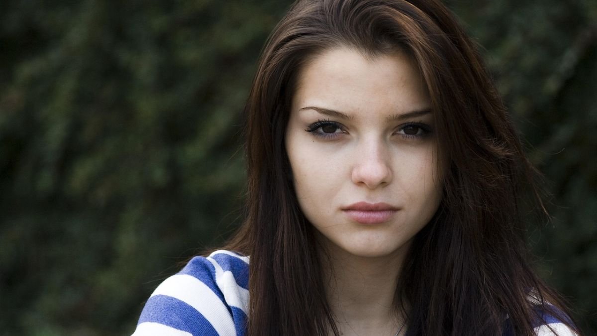 mulher parada com expressao seria