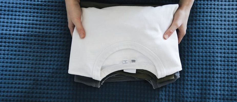 Como Dobrar Camisetas de Manga Comprida - Dezzato