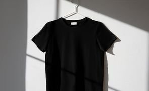 camiseta pendurada em cabide