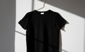 camiseta pendurada em cabide