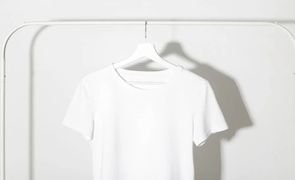 camiseta branca em cabide