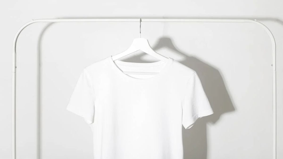 camiseta branca em cabide