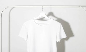 camiseta branca em cabide