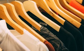 camisetas coloridas no cabide