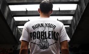 homem de camiseta branca