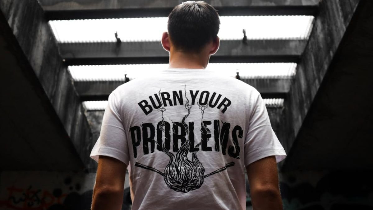 homem de camiseta branca