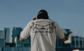 camisa com parte de tras estampada