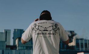 camisa com parte de tras estampada