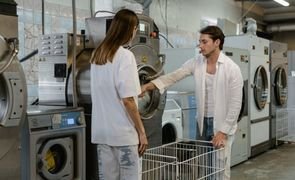 homem lavando roupas