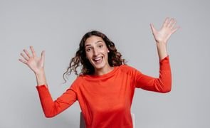 mulher feliz com camiseta de manga longa laranja