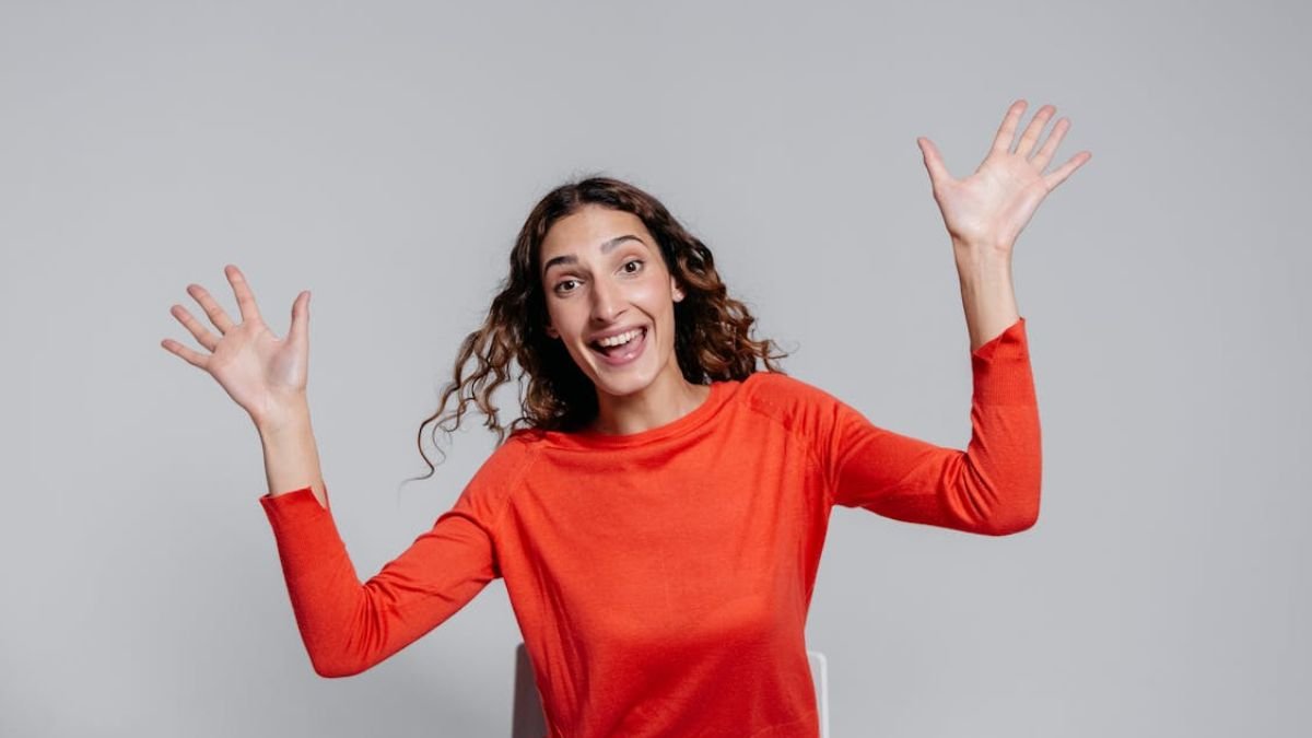 mulher feliz com camiseta de manga longa laranja
