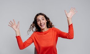 mulher feliz com camiseta de manga longa laranja