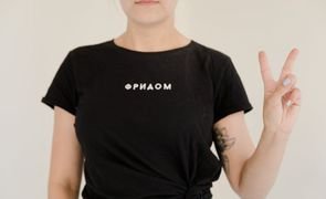 mulher de camiseta preta