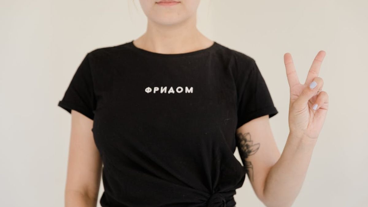 mulher de camiseta preta