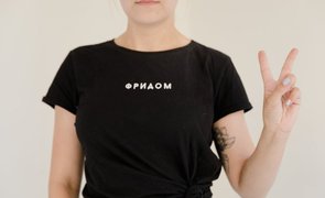mulher de camiseta preta