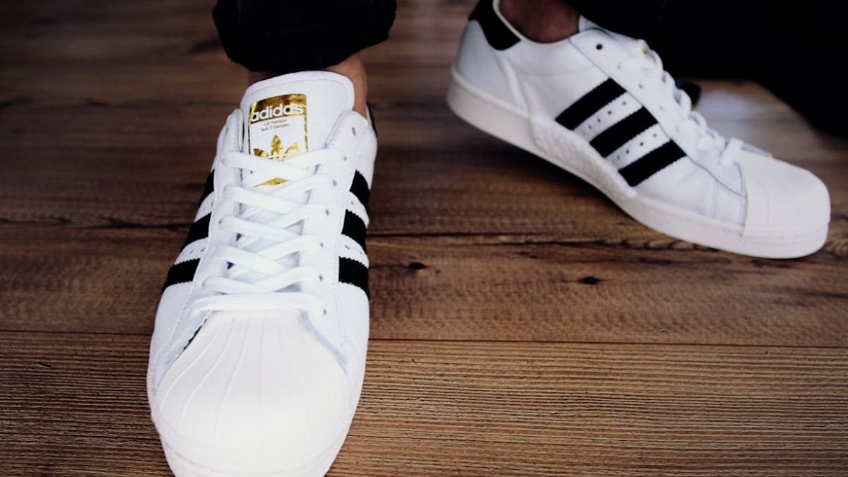 tenis branco no chao