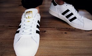 tenis branco no chao