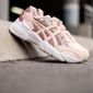tenis rosa na calcada