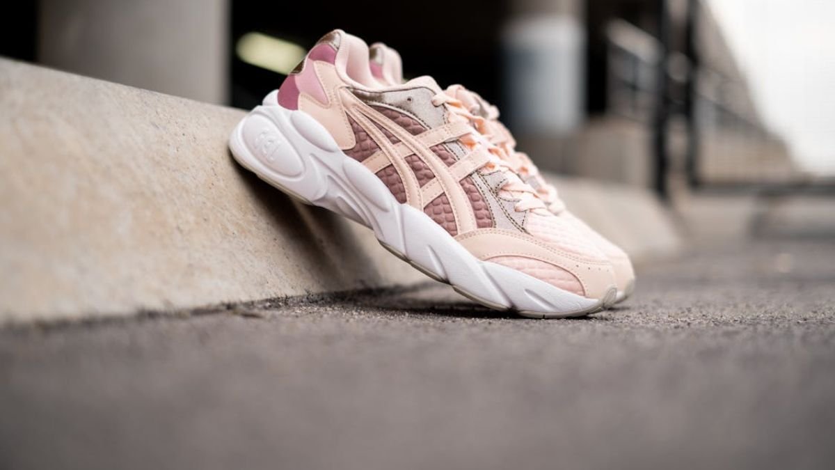 tenis rosa na calcada