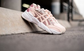 tenis rosa na calcada