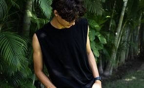 homem de camiseta regata preta
