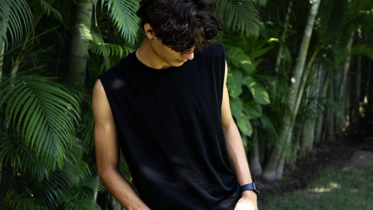homem de camiseta regata preta