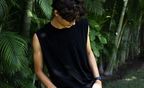homem de camiseta regata preta