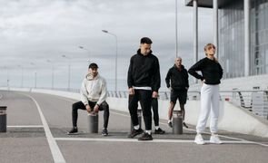 pessoas paradas em pista com estilo streetwear