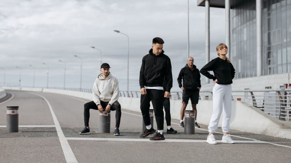 pessoas paradas em pista com estilo streetwear