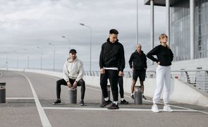pessoas paradas em pista com estilo streetwear