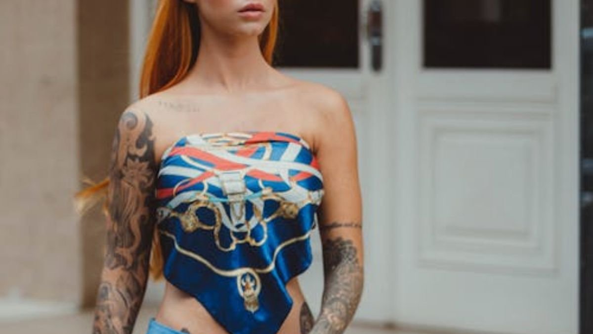 mulher com blusa de lenco