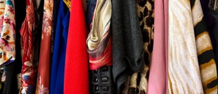 Como organizar o guarda-roupa feminino? Veja dicas que fazem a diferença!
